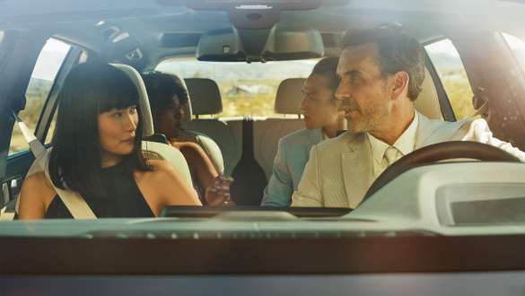 BMW Gesture Control Homme et femme installés dans la voiture, femme en train d’utiliser la commande gestuelle