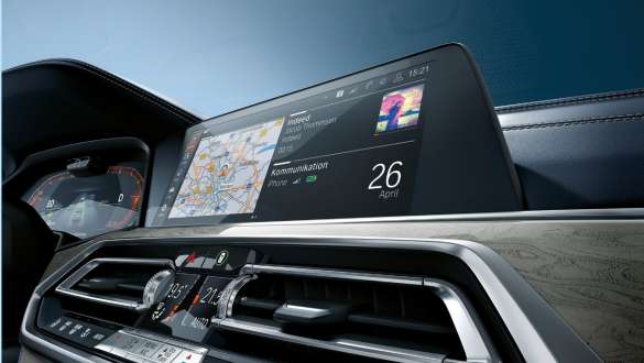 BMW Live Cockpit Professional Vue diagonale en contre-plongée du BMW Live Cockpit Professional