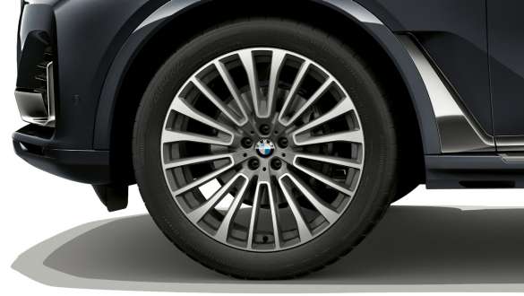 BMW X7, jantes en alliage léger de 22" Gros plan des jantes en alliage léger de 22" de la BMW X7