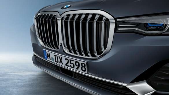Double calandres BMW Gros plan de l’avant de la BMW X7 centré sur la double calandre BMW