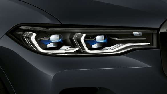 BMW Laserlight Gros plan de l’avant de la BMW X7 centré sur les phares BMW Laserlight