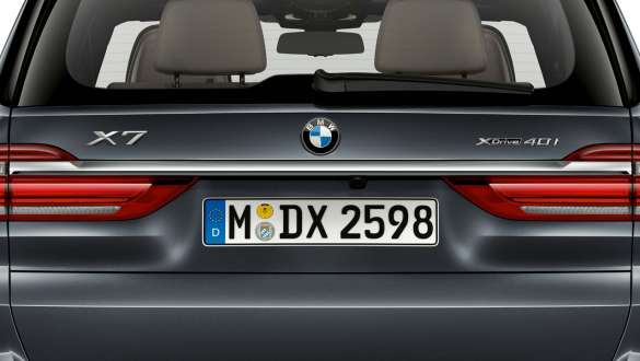 Insert chromé de la poupe Gros plan de l’insert chromé de la poupe de la BMW X7