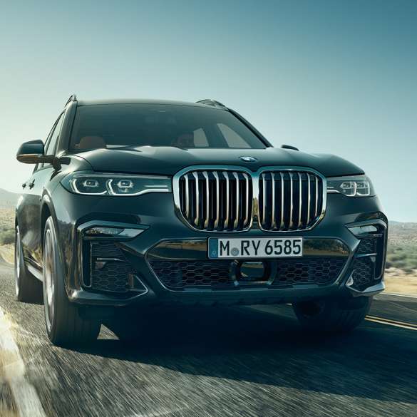 Avant de la BMW X7 BMW X7 en Arktikgrau, extérieur, avant en vue rasante, G07 2019