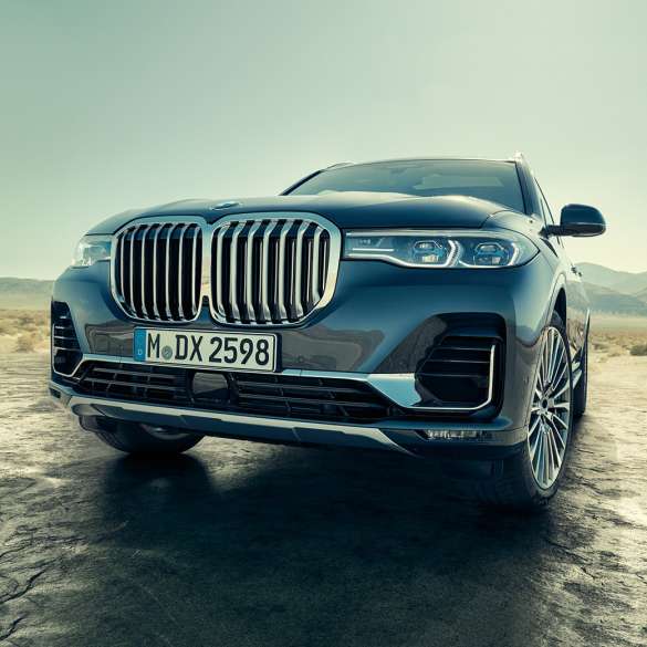 Extérieur de la BMW X7, vue diagonale en contre-plongée Extérieur de la BMW X7 : vue diagonale en contre-plongée de l’avant