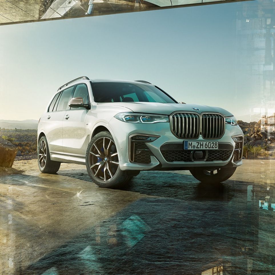 BMW X7 M50d vue de trois-quarts avant BMW X7 M50d : vue de trois-quarts avant d’une BMW X7 de couleur blanche