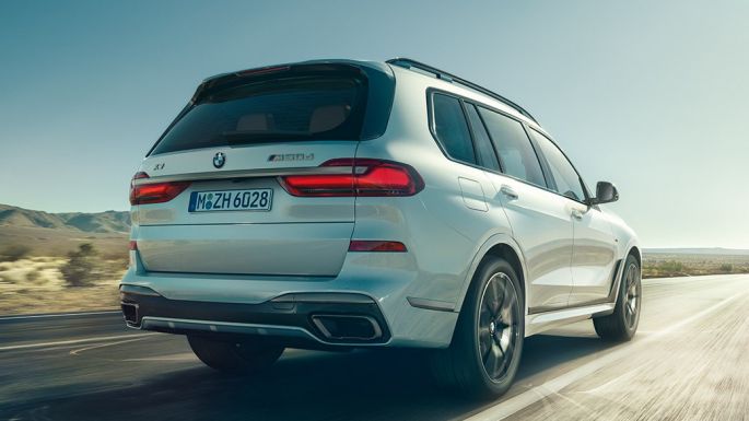 BMW X7 M50d, vue arrière BMW X7 M50d : Vue arrière d’une BMW X7 de couleur blanche en mouvement