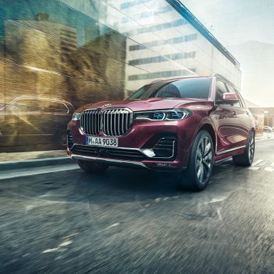 BMW Individual X7 xDrive40i, vue de trois-quarts avant BMW X7 en teinte métallisée Ametrin BMW Individual en mouvement, de trois quarts face