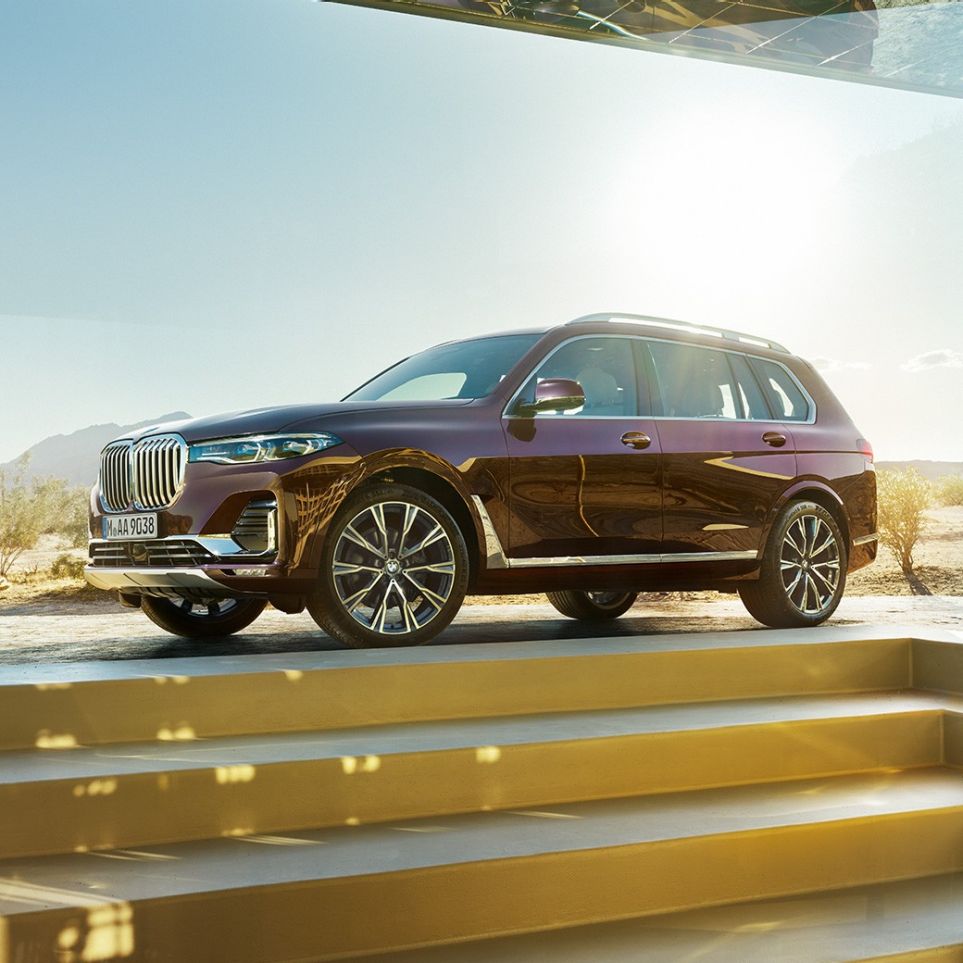 BMW Individual X7 xDrive40i, vue de profil BMW X7 en Ametrin metallic à l’arrêt, vue de profil, G07 2019