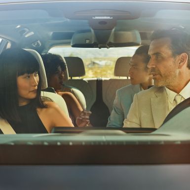 BMW Gesture Control Homme et femme installés dans la voiture, femme en train d’utiliser la commande gestuelle