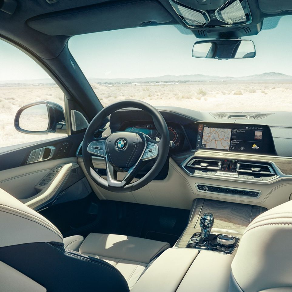 BMW Live Cockpit Navigation Pro BMW Live Cockpit Navigation Pro : vue de l’arrière de la première rangée de sièges, centrée sur le volant et le combiné des instruments