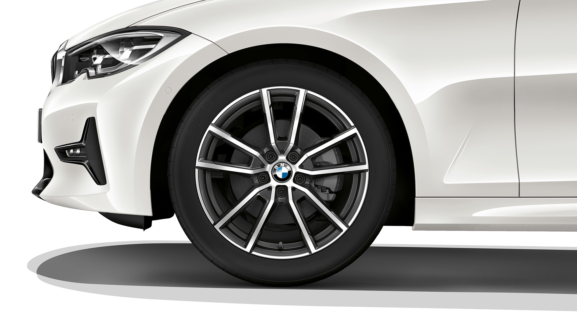 BMW Série 3 Berline, jante en alliage léger du Modèle Sport. Gros plan d’une jante en alliage léger de la BMW Série 3 Berline, dotée de l’équipement du Modèle Sport.