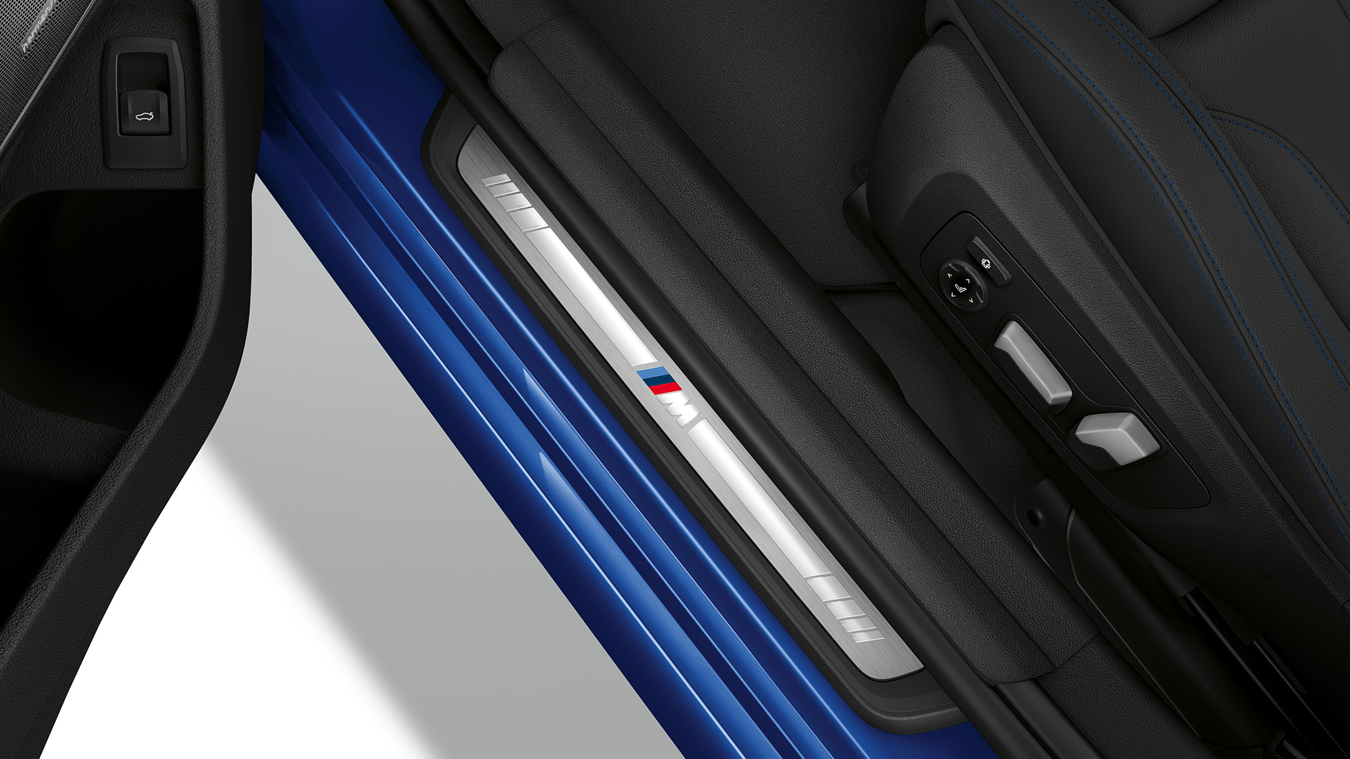 BMW Série 3 Berline, seuil de porte du Modèle M Sport. Vue en plan d’un seuil de porte de la BMW Série 3 Berline dotée de l’équipement du Modèle M Sport.