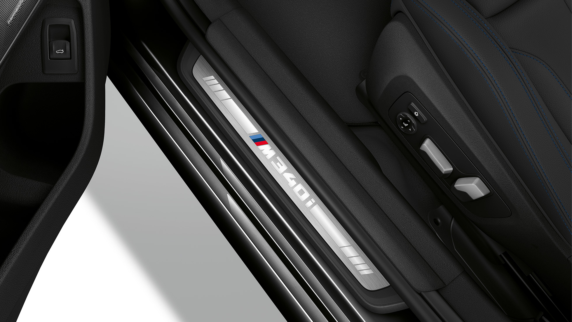 BMW Série 3 Berline, seuil de portes M340i xDrive. Vue du dessus du seuil de portes de la BMW Série 3 M340i xDrive Berline.