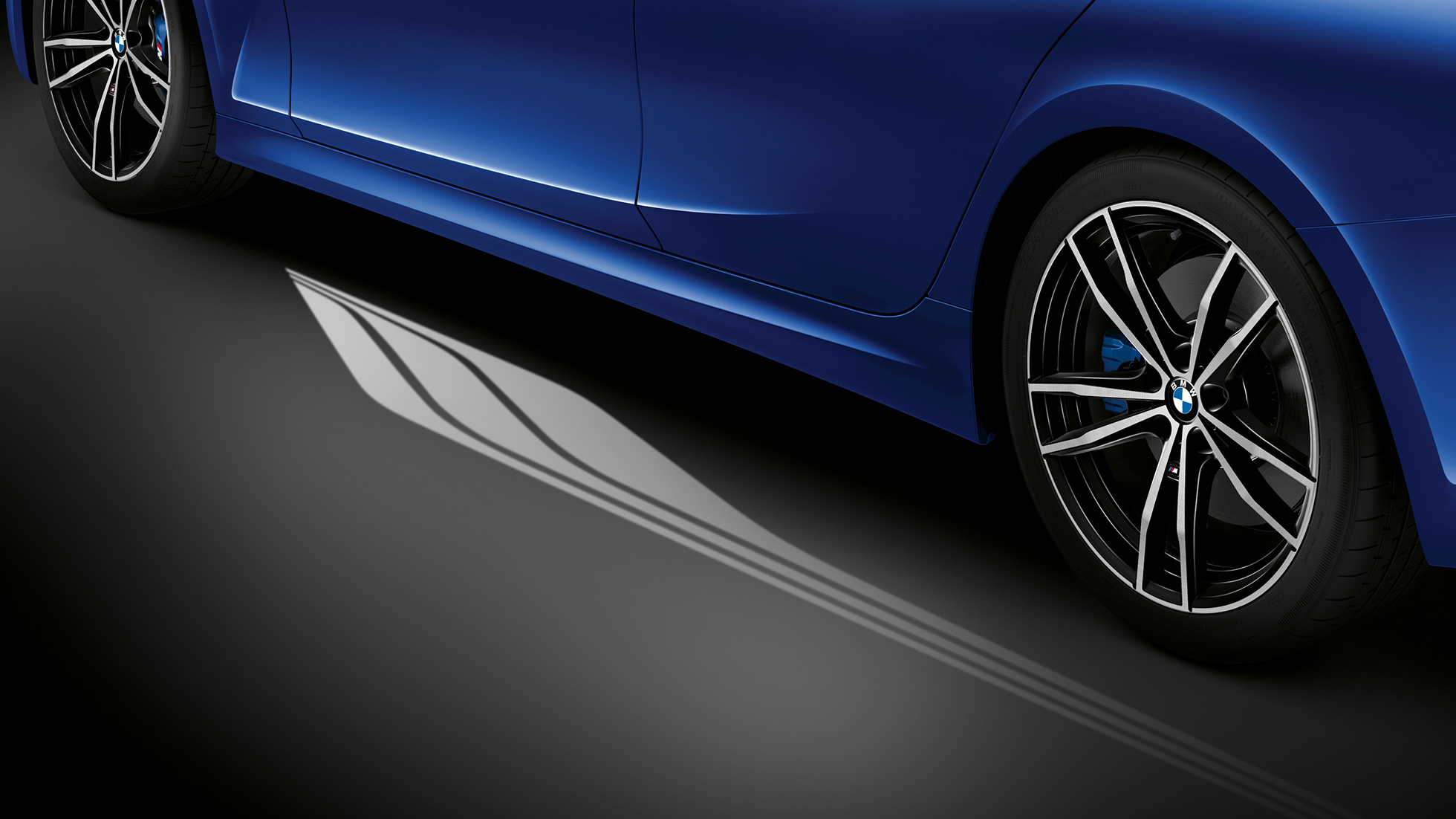 BMW Série 3 Berline, éclairage de bienvenue. Détail sur le côté de la portière conducteur ouverte avec l'éclairage de bienvenue