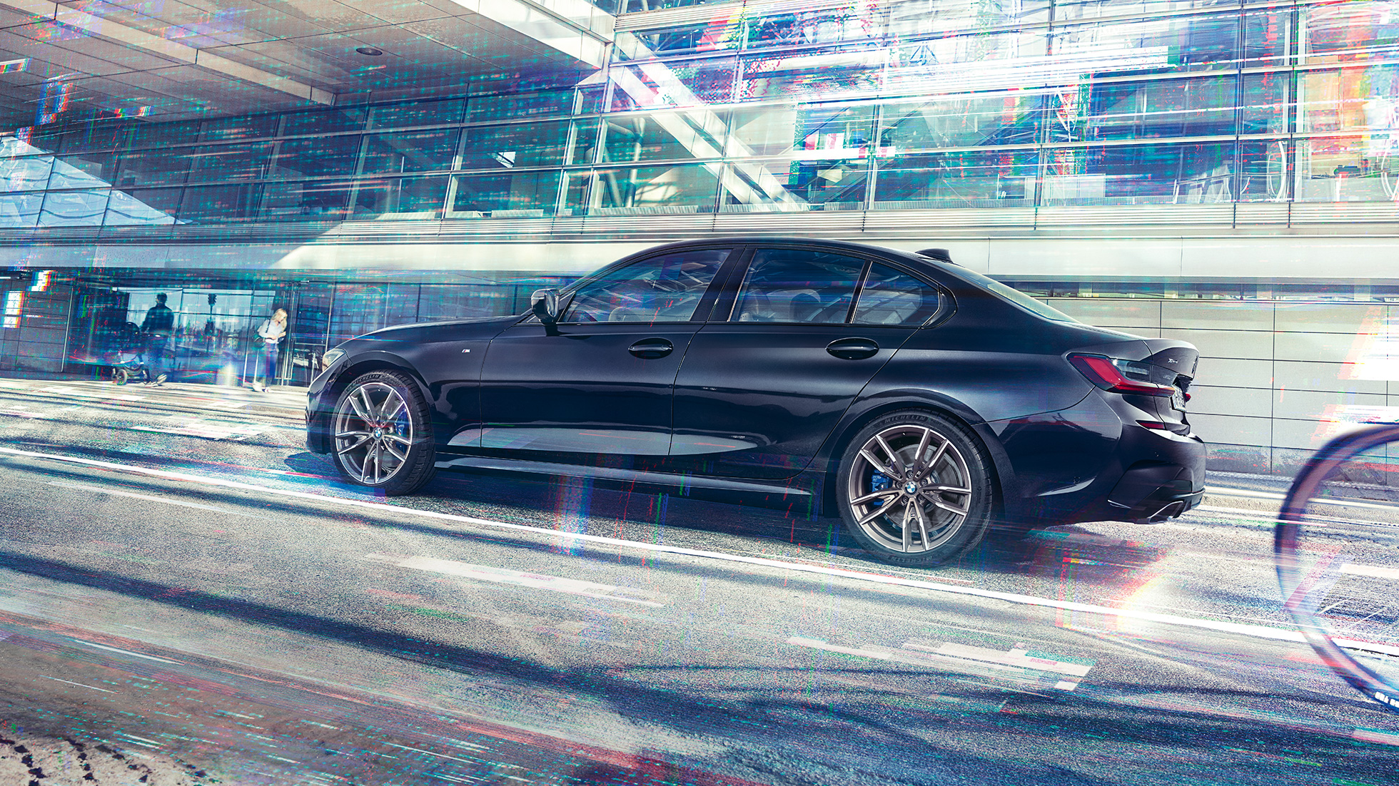 BMW Série 3 Berline, modèle M340i xDrive. Vue latérale de la BMW M340i xDrive à l'arrêt devant un bâtiment urbain.
