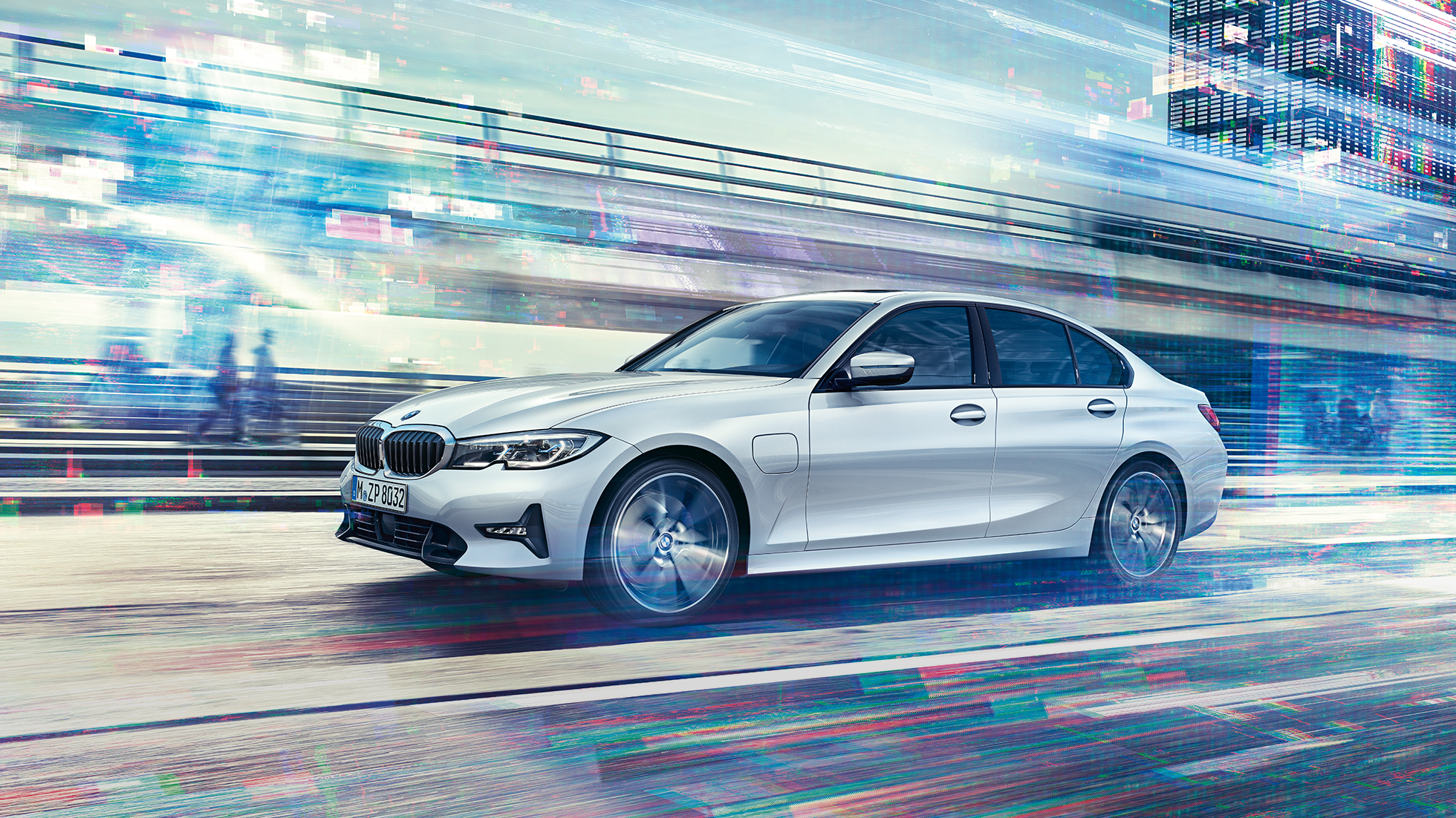 BMW Série 3 Berline, vue latérale de la BMW Série 3 Berline 330e qui roule. Vue latérale de la BMW Série 3 Berline 330e qui roule dans un décor urbain.