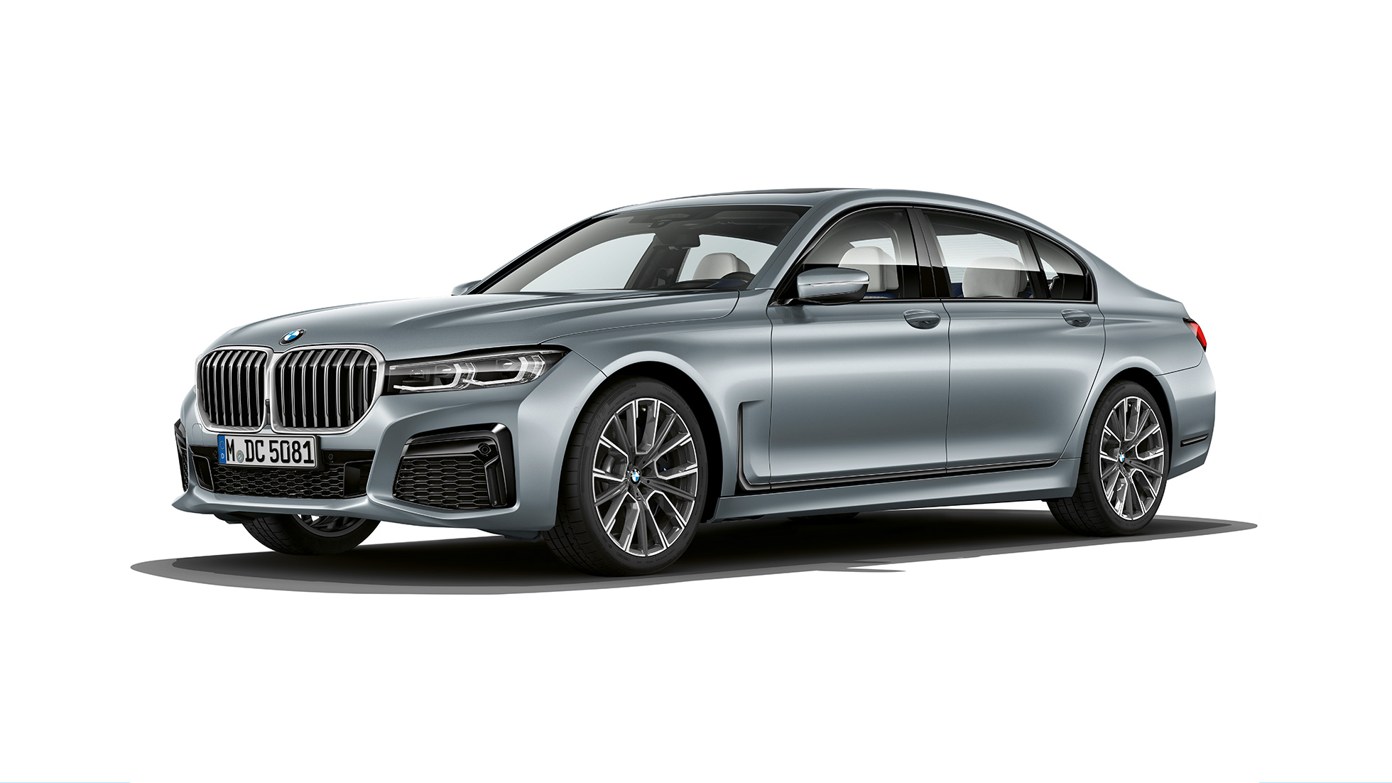 Vue de trois quarts avant d’une BMW Série 7 Berline avec Kit M Sport Vue de trois quarts avant d’une BMW Série 7 Berline grise avec Kit M Sport