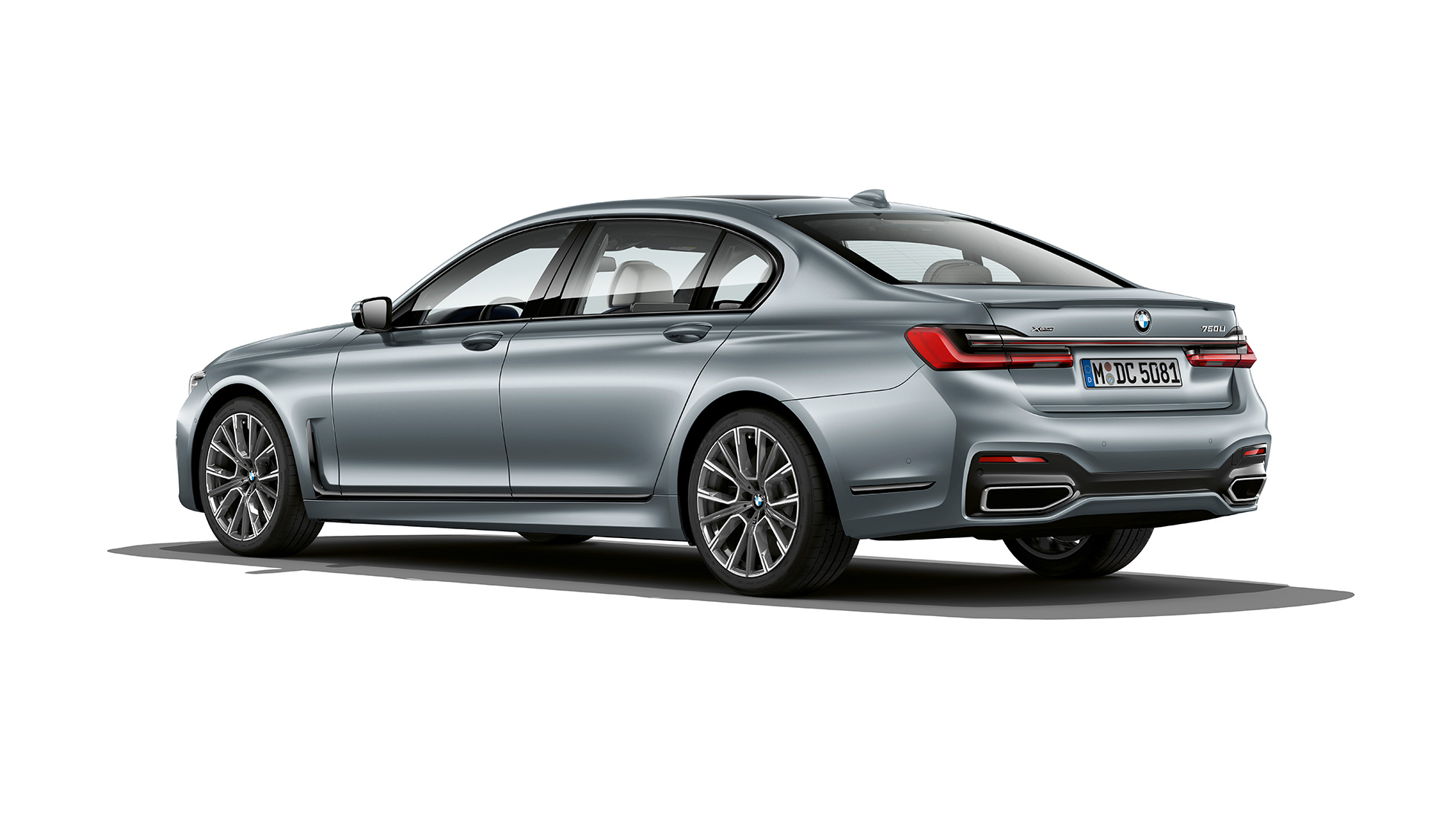 Vue de trois quarts arrière d’une BMW Série 7 Berline avec Kit M Sport Vue de trois quarts arrière d’une BMW Série 7 Berline grise avec Kit M Sport