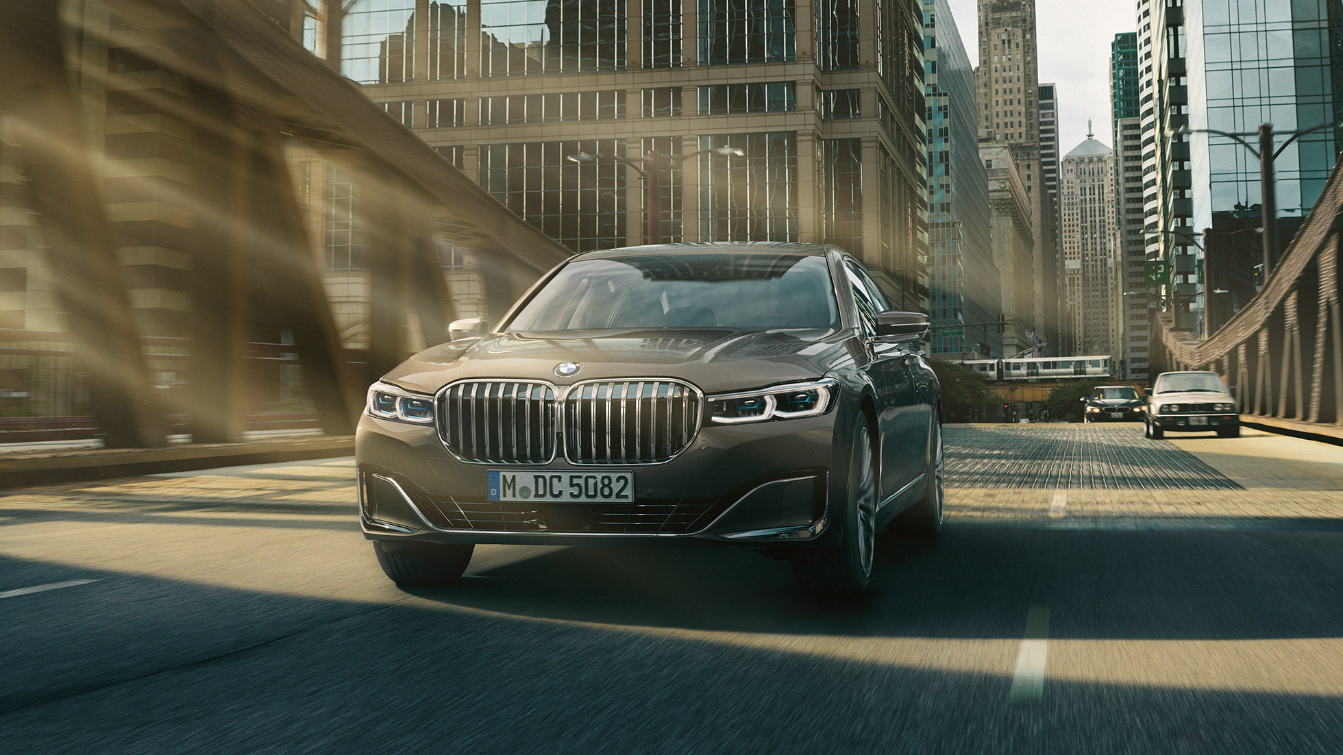 Les systèmes d’assistance au conducteur de la BMW Série 7 Systèmes d'assistance au conducteur : BMW Série 7 roulant dans un décor urbain