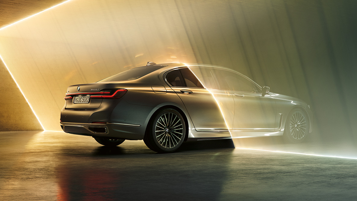 La BMW Série 7 Berline en Berninagrau BMW Série 7 en Berninagrau, vue de trois quarts avant entourée de rayons lumineux