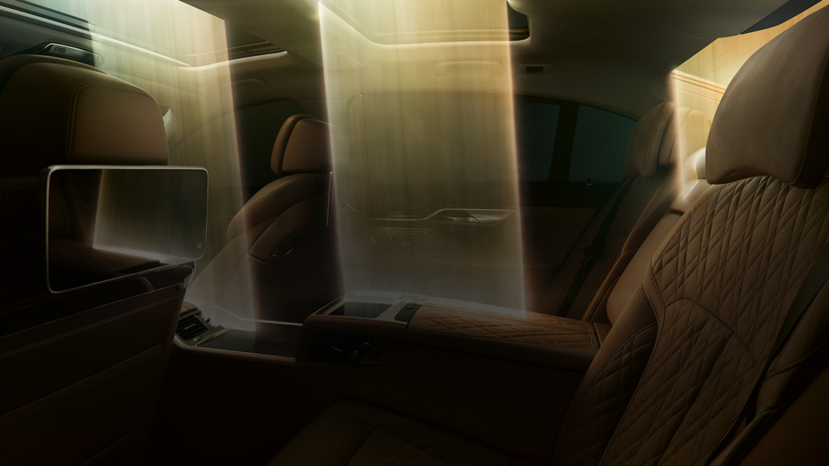 Aménagement intérieur de la BMW Série 7 Berline L’aménagement intérieur de la BMW Série 7 Berline : lumière traversant le toit ouvrant panoramique