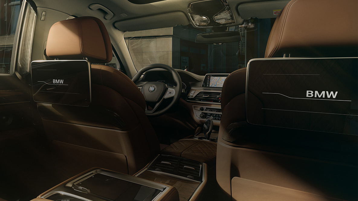 BMW Série 7 Berline, système d’infodivertissement des places arrière BMW Série 7 Berline : vue de l’arrière sur le système d’infodivertissement des places arrière avec écrans tactiles HD