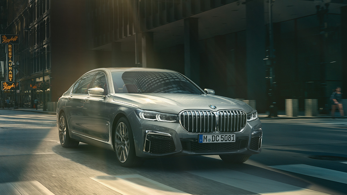 BMW Série 7 Berline, Drive Assist Pro Drive Assist Pro : vue de trois quarts de la BMW Série 7 roulant dans un décor urbain