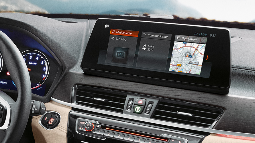 Intérieur de la BMW X1, Navigation Multimedia Professional de 10,25". Intérieur de la BMW X1, vue sur Navigation Multimedia Professional de 10,25" avec écran tactile.