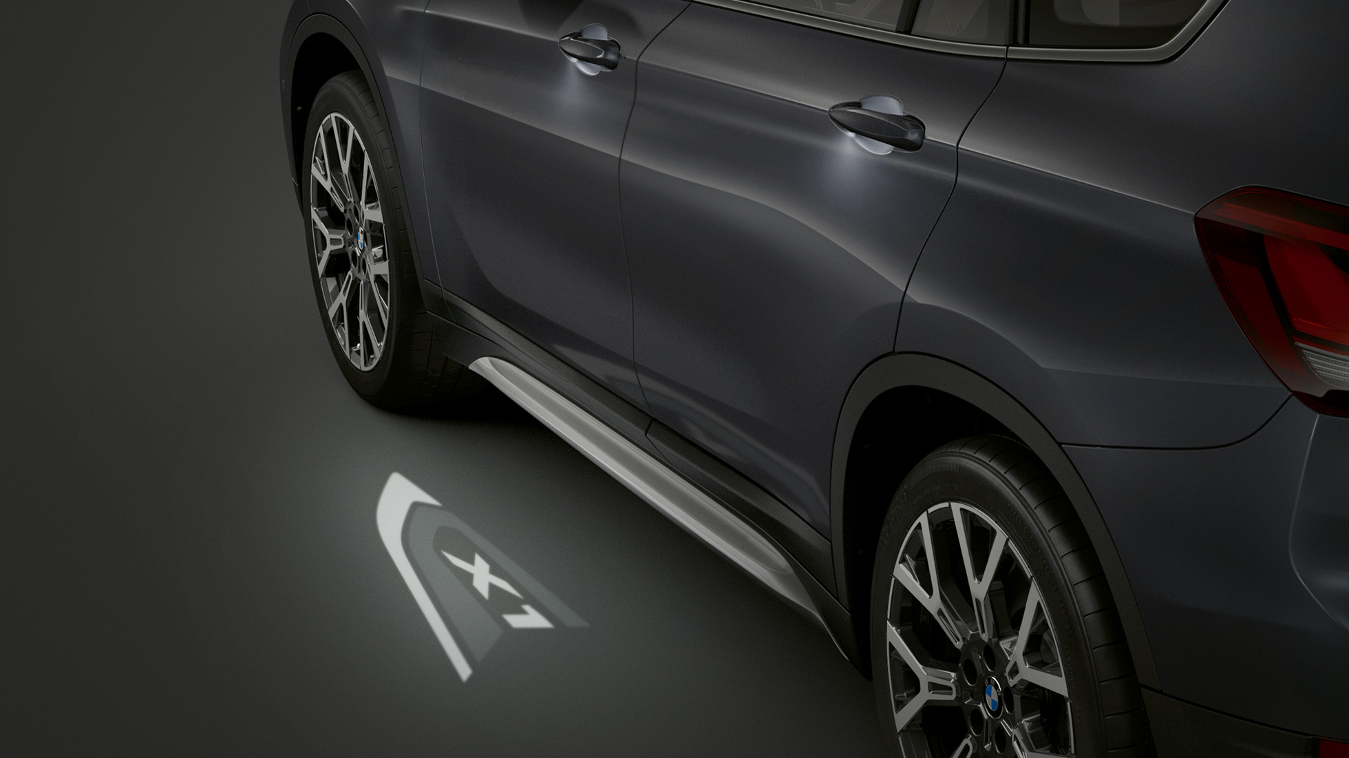 BMW X1, projection LED « X1 ». BMW X1, vue de profil avec vue sur la projection LED « X1 ».