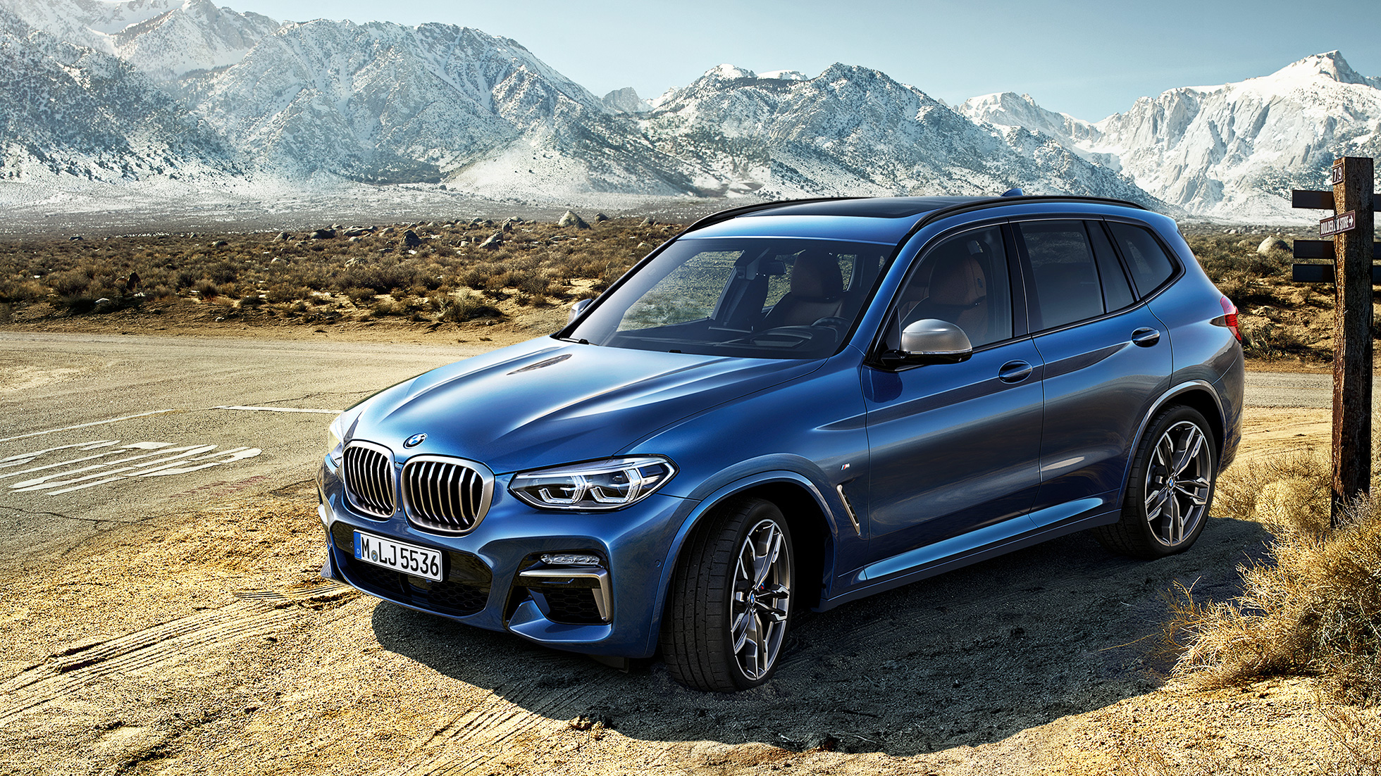 BMW X3 M40i, vue de trois quarts avant devant un paysage montagneux BMW X3 M40i, vue de trois quarts avant devant un paysage montagneux