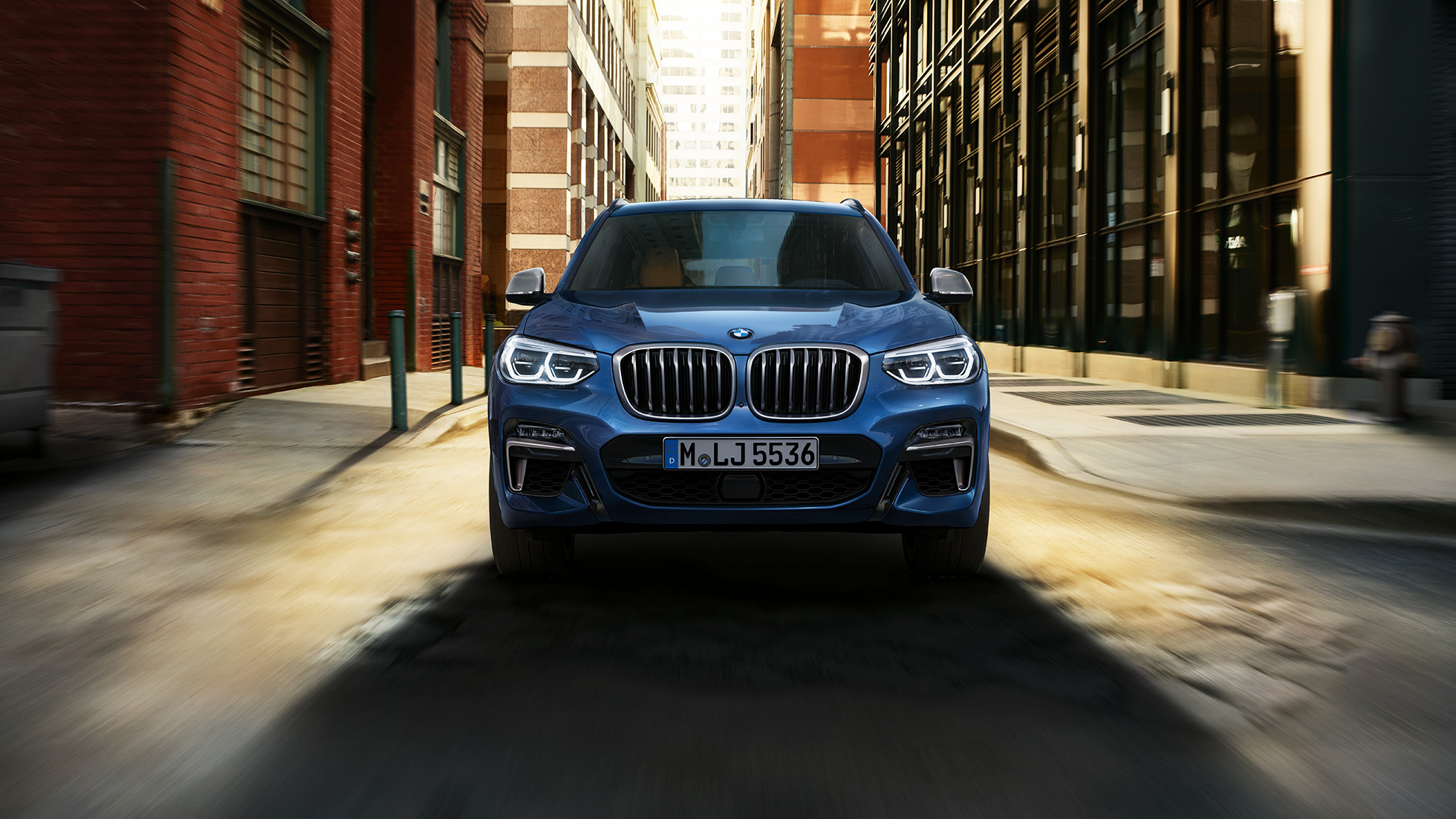 BMW X3 M40i, vue de face devant un décor urbain BMW X3 M40i, vue de face devant un décor urbain