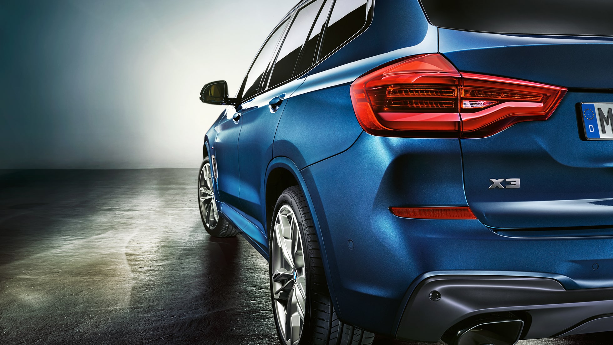 BMW X3 M40i, vue de trois quarts de l’arrière avec feux LED BMW X3 M40i, vue de trois quarts de l’arrière avec feux LED