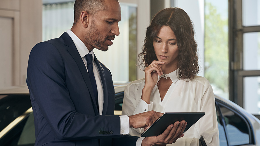 Le collaborateur de service BMW conseille la cliente