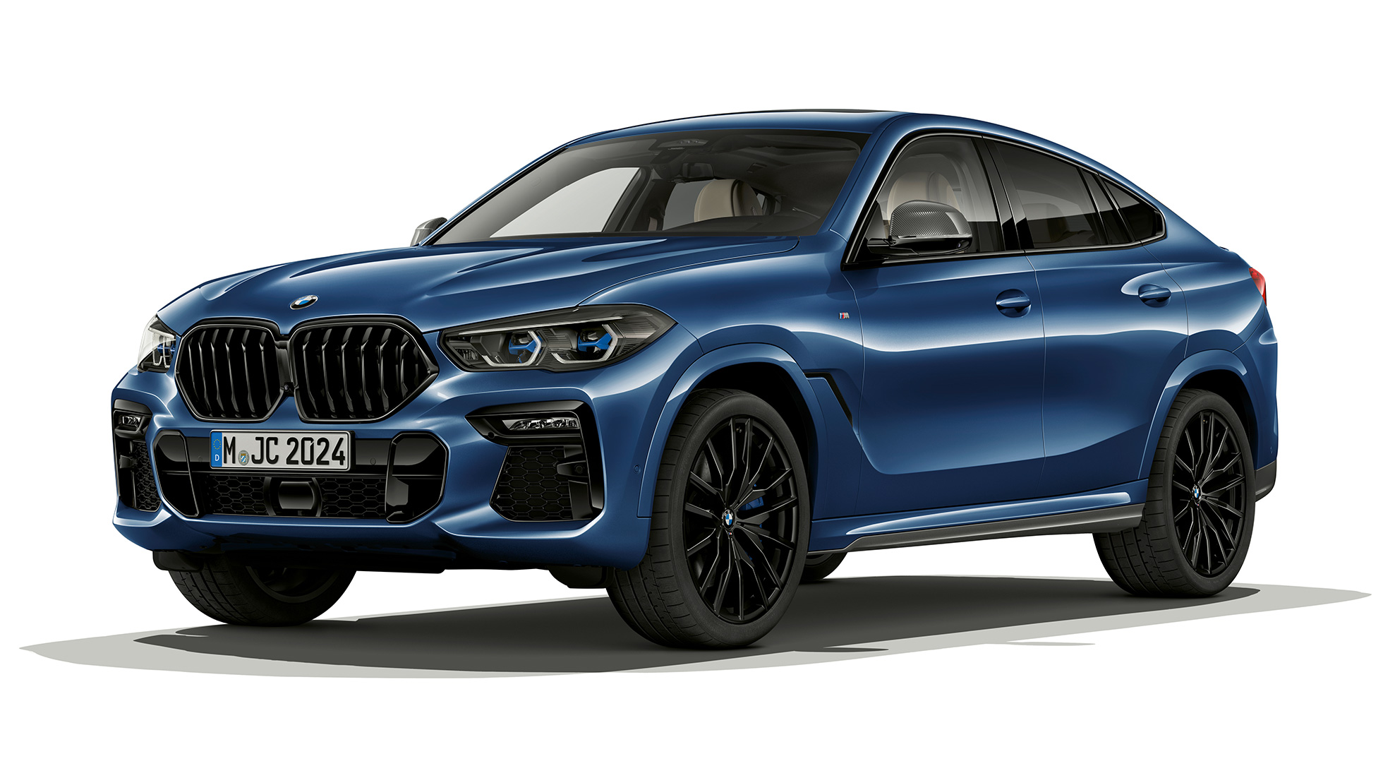 BMW X6 avec Kit M Sport, extérieur. Vue de trois quarts avant de la BMW X6 avec Kit M Sport
