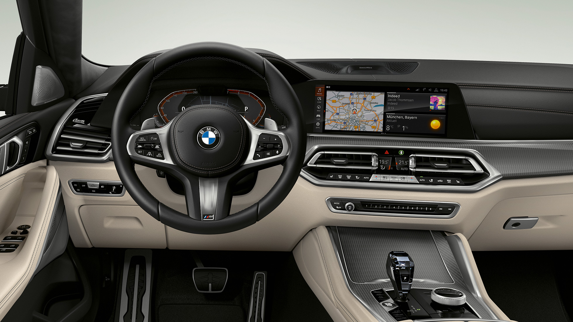 BMW X6 avec Kit M Sport, poste de conduite. Intérieur de la BMW X6 avec Kit M Sport, vue du poste de conduite.