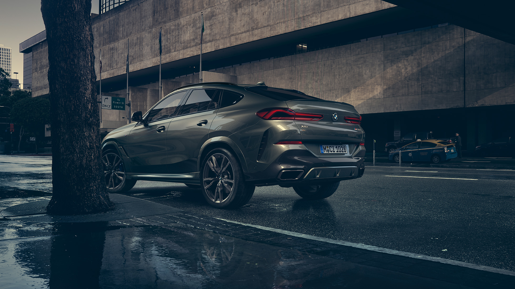 Extérieur de la BMW X6. La BMW X6 vue de trois quarts arrière devant un décor urbain.
