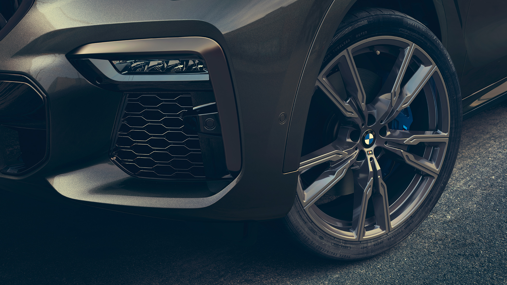 Jantes BMW M 22’’ en alliage léger. Gros plan des jantes BMW M 22" en alliage léger.
