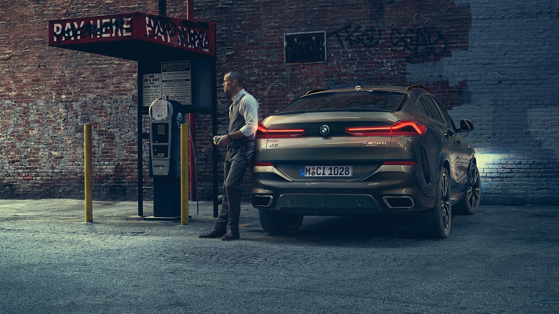 Arrière de la BMW X6. Vue arrière de la BMW X6 devant un décor urbain.