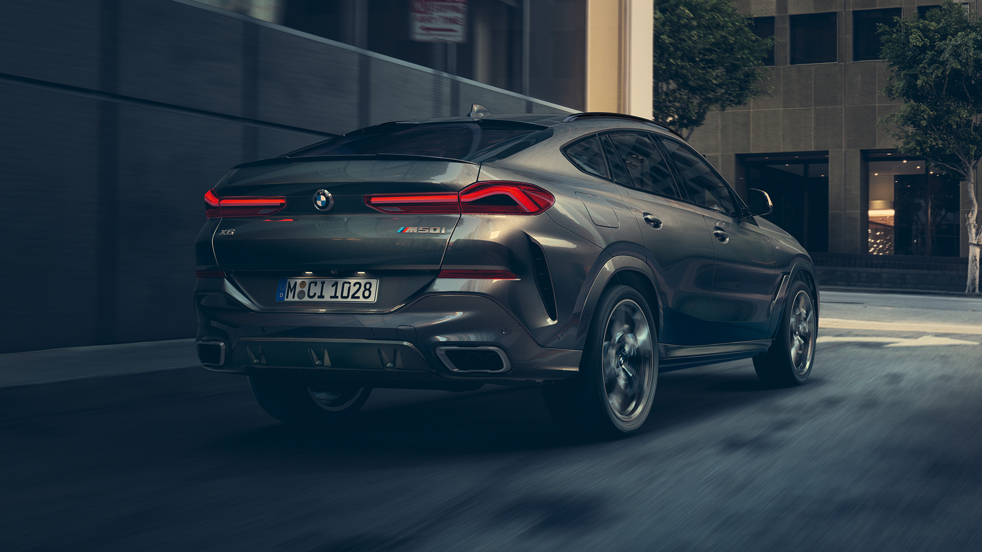 Suspensions SelectDrive M Pro. Vue de trois quarts arrière de la BMW X6.