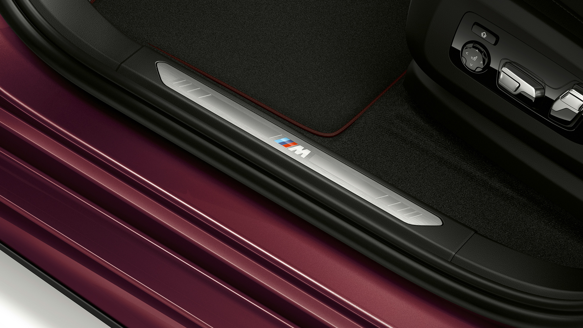 Seuil de porte BMW X6 Individual. Habitacle de la BMW X6 Individual avec vue en gros plan du seuil de porte.