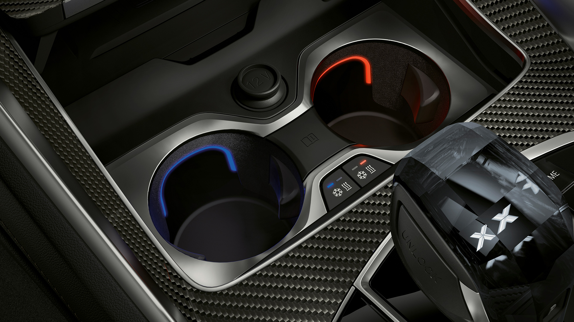 Porte-boissons tempérés. Gros plan de l’habitacle de la BMW X6 avec vue sur les porte-boissons tempérés.