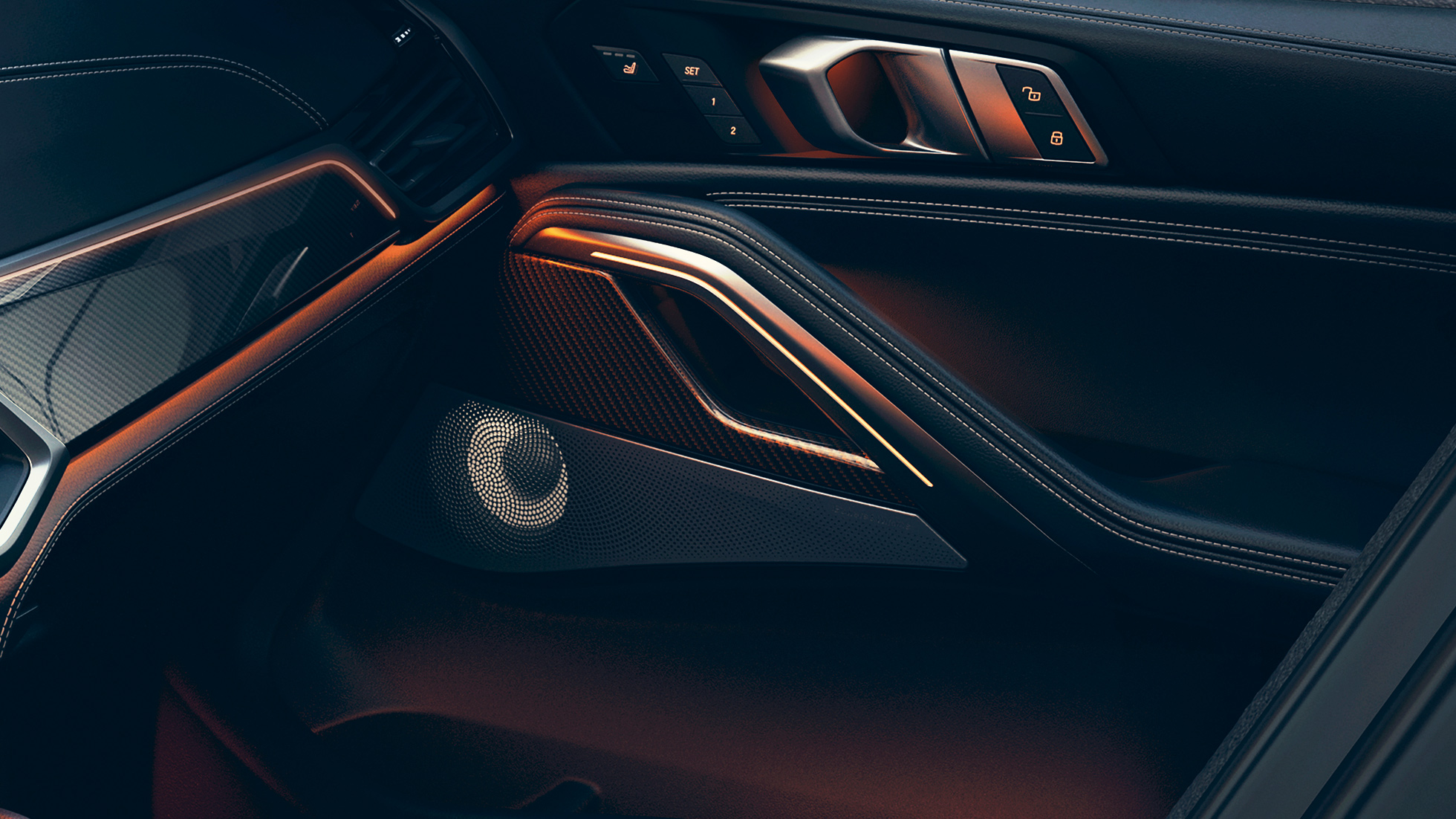Haut-parleurs de la BMW X6. Gros plan de l’habitacle de la BMW X6 avec vue sur les haut-parleurs.