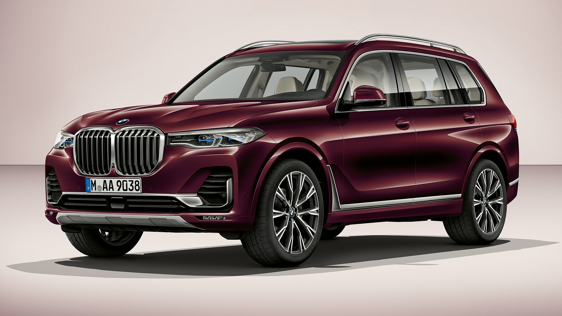 BMW X7 Kit M Sport Vue en studio de trois quarts avant de la BMW X7 en Kit M Sport