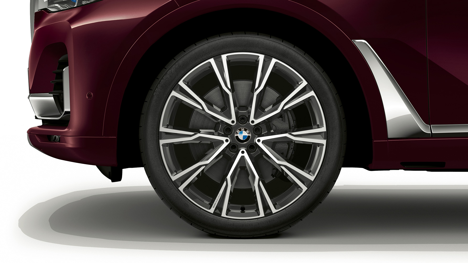 BMW X7, jante en alliage léger du Kit M Sport Gros plan d’une jante en alliage léger de la BMW X7 en Kit M Sport