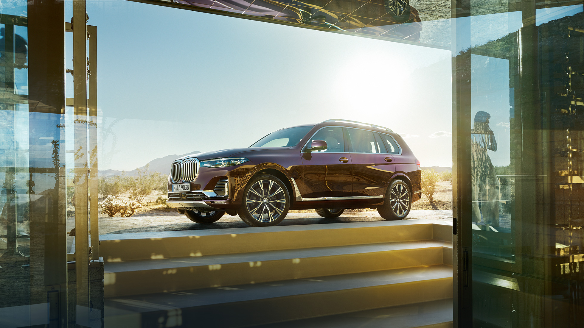 BMW Individual X7 xDrive40i, vue de profil BMW X7 en Ametrin metallic à l’arrêt, vue de profil, G07 2019