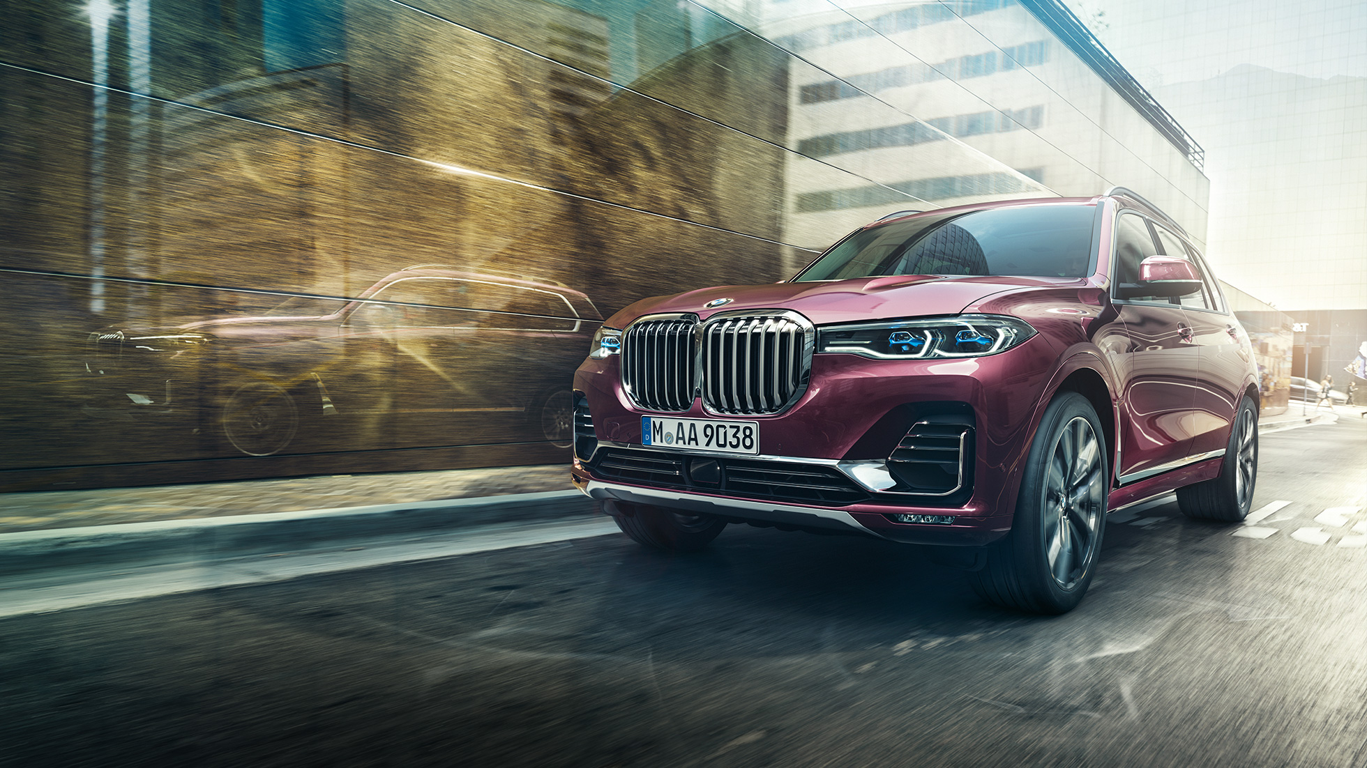 BMW Individual X7 xDrive40i, vue de trois-quarts avant BMW X7 en teinte métallisée Ametrin BMW Individual en mouvement, de trois quarts face