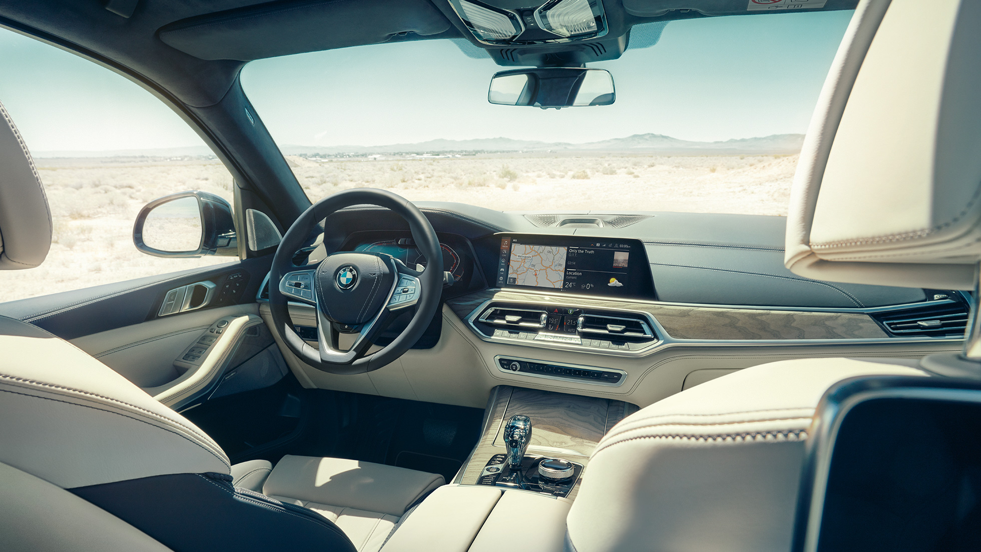 BMW Live Cockpit Navigation Pro BMW Live Cockpit Navigation Pro : vue de l’arrière de la première rangée de sièges, centrée sur le volant et le combiné des instruments
