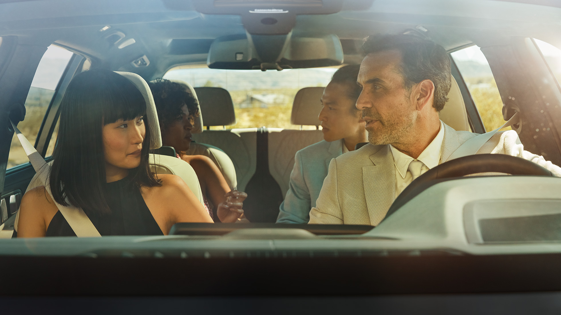 BMW Gesture Control Homme et femme installés dans la voiture, femme en train d’utiliser la commande gestuelle