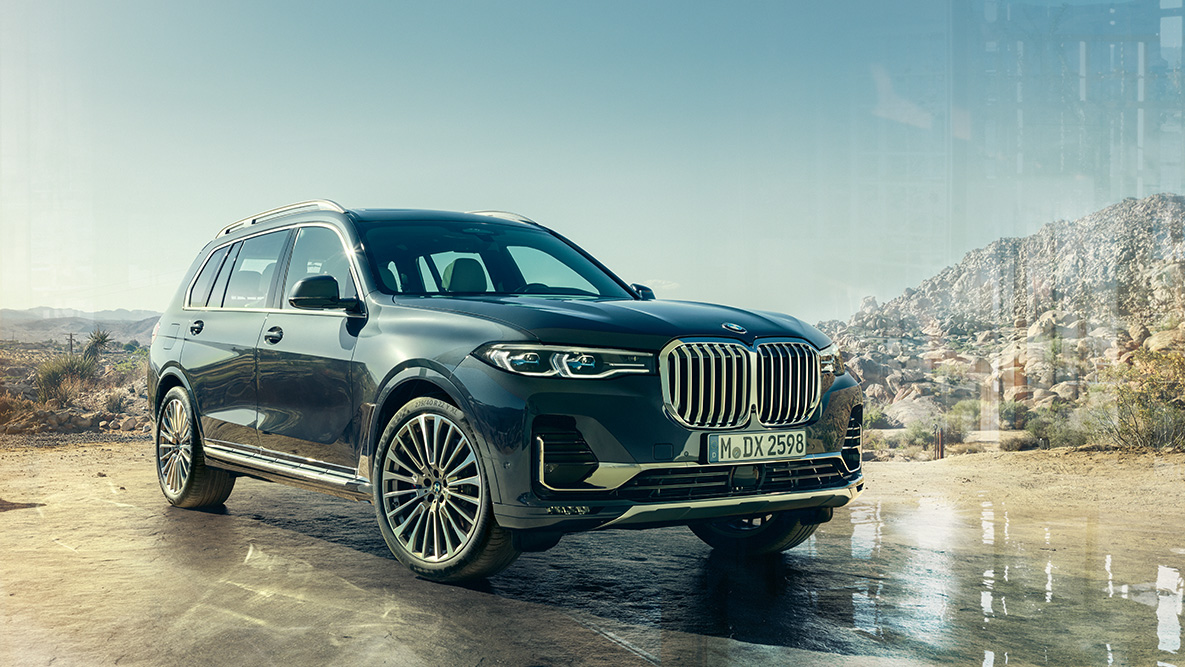 Extérieur de la BMW X7, vue de trois-quarts avant Extérieur de la BMW X7 : vue de trois-quarts avant, avec paysage de désert à l’arrière-plan