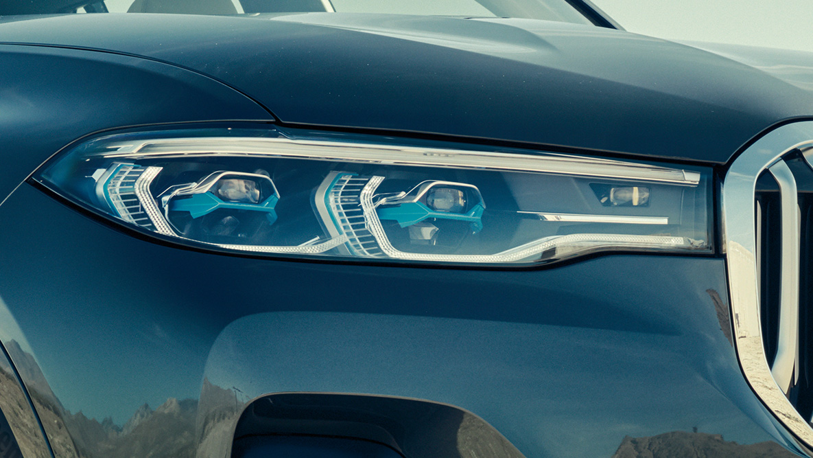 BMW Laser Lights BMW Laserlight : vue de trois-quarts en gros plan de l’avant de la BMW X7